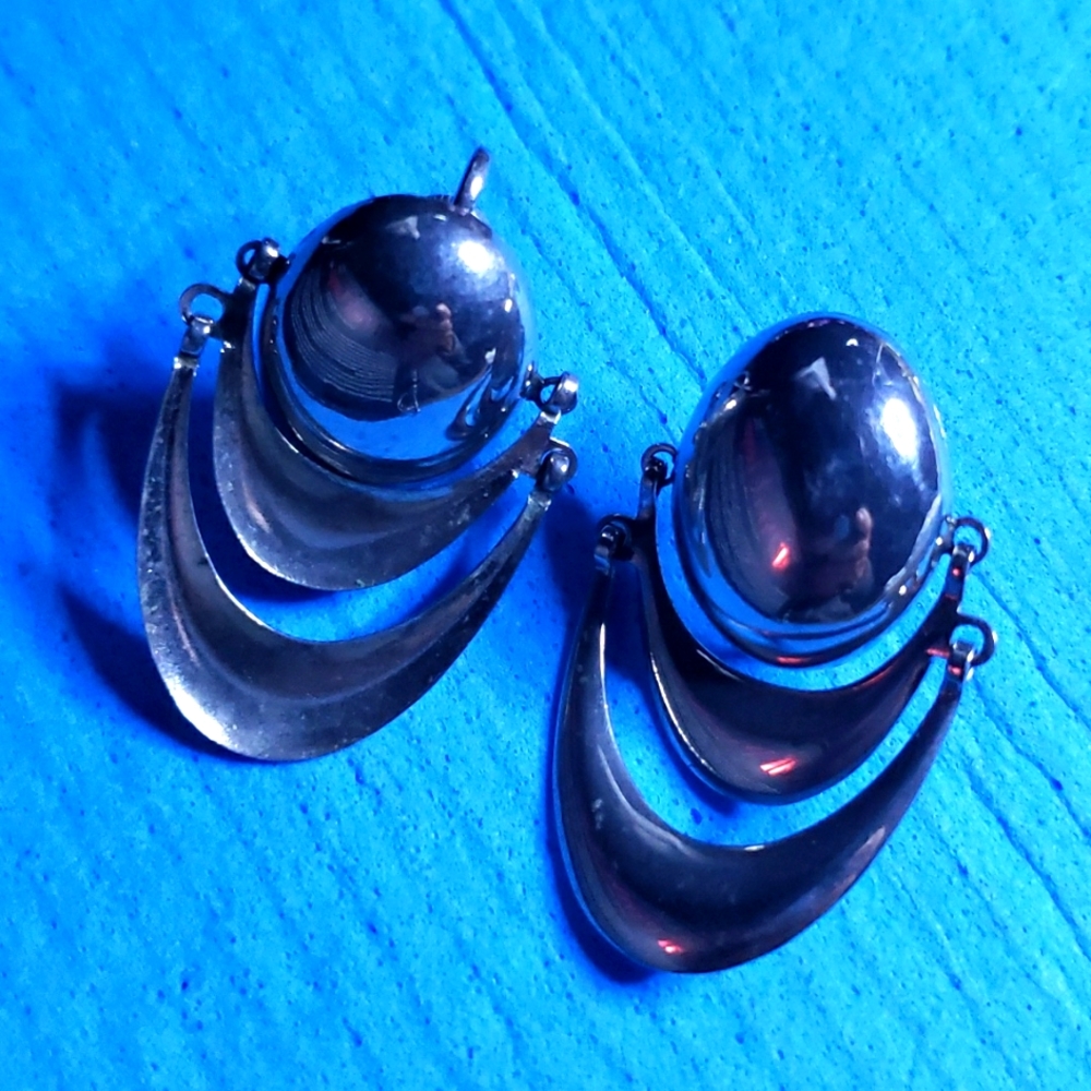 Vintage metal dangling earrings